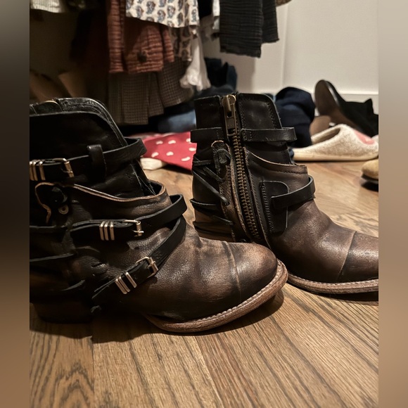 Freebird by Steve Madden Black Ankle Boots with Buckle Detail - Picture 1 of 1